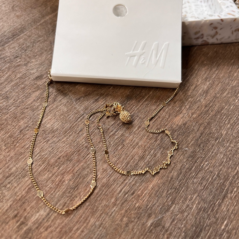 H&M gold pineapple necklace